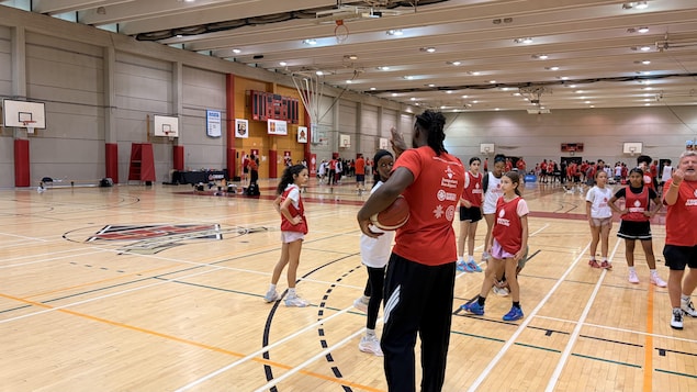 Luguentz Dort participe à la Super Clinique.