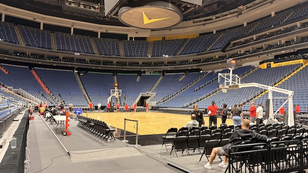 L'intérieur du Centre Vidéotron a été réaménagé pour recevoir le match de basketball.