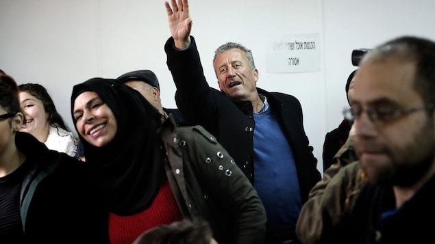 Le père de Ahem Tamimi lève un bras pour saluer sa fille. Le père de Ahem Tamimi lève un bras pour saluer sa fille.