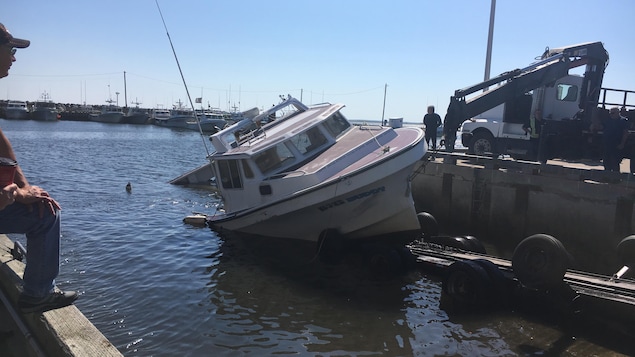Les trois bateaux qui ont coulé à Neguac ont dû être remorqués hors de l'eau. Les trois bateaux qui ont coulé à Neguac ont dû être remorqués hors de l'eau.