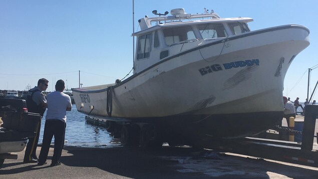 Le bateau de Buddy Dedam, un Autochtone, a été sorti de l'eau au quai de Neguac après avoir coulé. Le bateau de Buddy Dedam, un Autochtone, a été sorti de l'eau au quai de Neguac après avoir coulé.