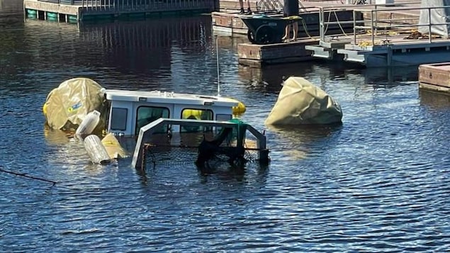 Un bateau coule dans la rivière Saguenay