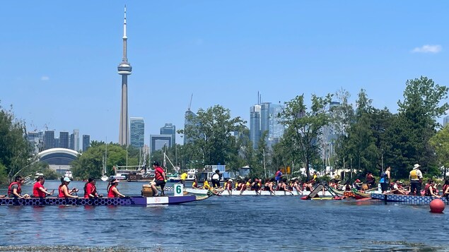 100 équipes s’affrontent au Festival international de course de bateau-dragon de Toronto