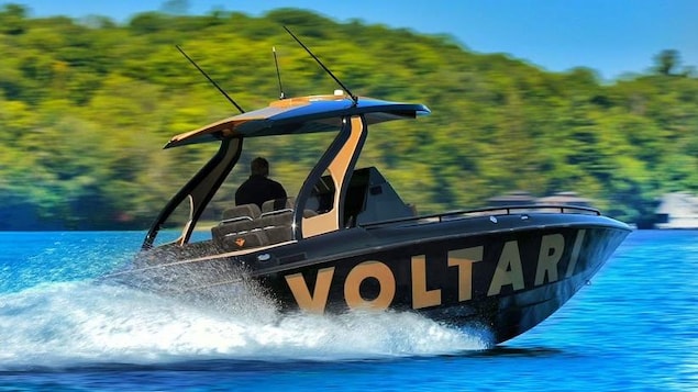 Le bateau Voltari sur l'eau.