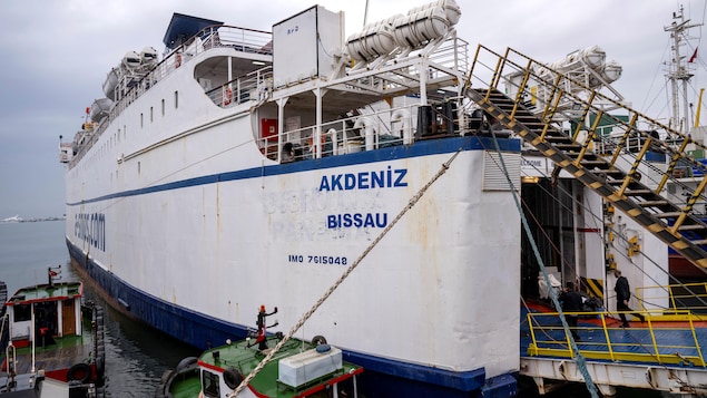 ’’أكدينيز‘‘، إحدى سفن ’’أسطول الحرية‘‘، وهي تنتظر الانطلاق إلى غزة من ميناء توزلا قرب اسطنبول في 19 نيسان (أبريل) 2024.
