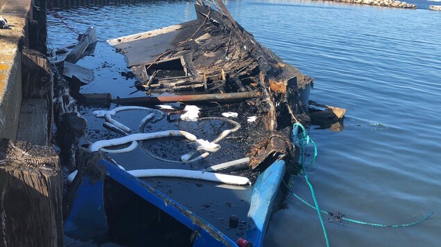 Un bateau incendié.