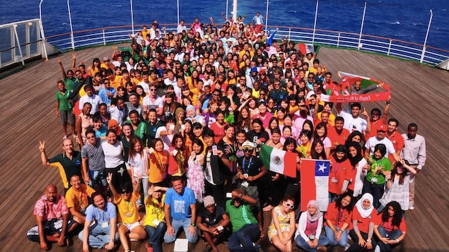 Les participants de l'ancienne édition du Bateau des jeunes leaders du monde réunis sur le pont Les participants de l'ancienne édition du Bateau des jeunes leaders du monde réunis sur le pont