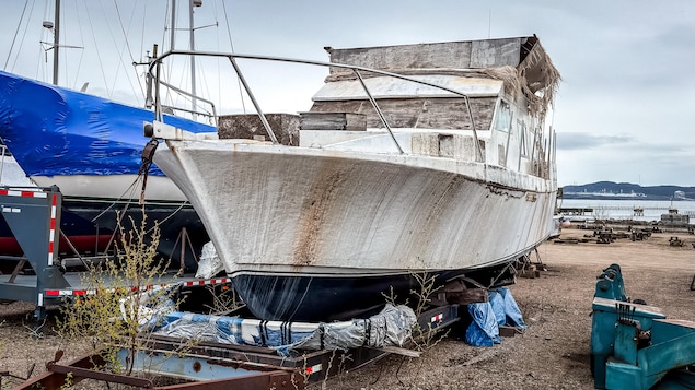 Un bateau condamné est monté sur une remorque.