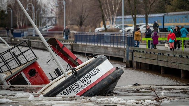 Après avoir coulé, le bateau-remorqueur James Whalen sera remonté à la surface