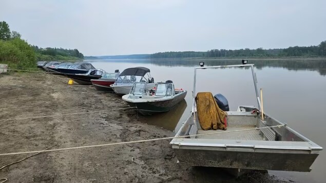 Des bateaux amarrés sur une rive, en Alberta.
