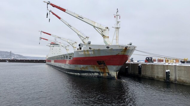 Un bateau amarré au quai du port de Baie-Comeau