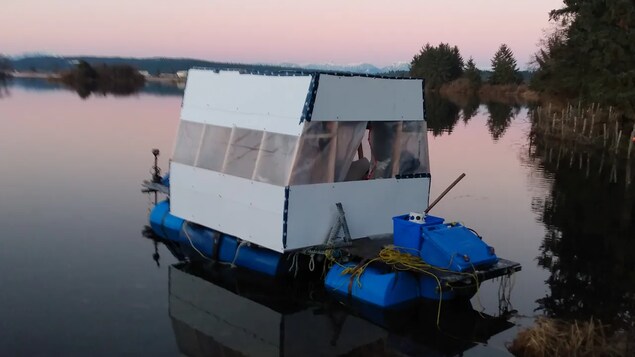 Un bateau en matière recyclée sur l'eau. 