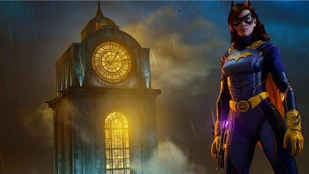 Une superhéroïne dans un jeu vidéo, devant un gratte-ciel. 