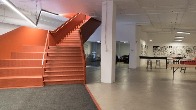 Un grand escalier avec un espace de jeux à proximité de bureaux. Un grand escalier avec un espace de jeux à proximité de bureaux.