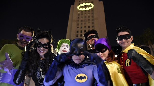 Des admirateurs de l'univers de Batman se sont retrouvés jeudi soir devant l'hôtel de ville de Los Angeles. Des admirateurs de l'univers de Batman se sont retrouvés jeudi soir devant l'hôtel de ville de Los Angeles.