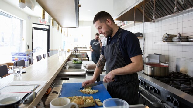 Le chef Guillaume St-Pierre à l'oeuvre dans sa cuisine ouverte et illuminée du restaurant Battuto, dans le quartier Saint-Roch, à Québec. Le chef Guillaume St-Pierre à l'oeuvre dans sa cuisine ouverte et illuminée du restaurant Battuto, dans le quartier Saint-Roch, à Québec.