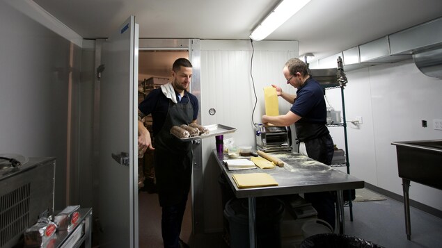 Guillaume St-Pierre sort de la mortadelle du frigo alors que Paul Croteau fabrique des pâtes fraîches. Guillaume St-Pierre sort de la mortadelle du frigo alors que Paul Croteau fabrique des pâtes fraîches.