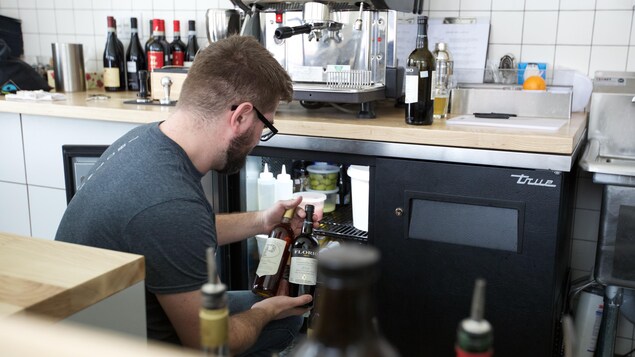 Le sommelier Pascal Bussières inspecte les bouteilles de Marsala, un vin à dénomination d'origine contrôlée de la Sicile. Le sommelier Pascal Bussières inspecte les bouteilles de Marsala, un vin à dénomination d'origine contrôlée de la Sicile.