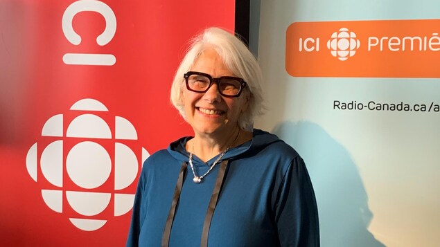 Françoise Baylis dans les studios de Radio-Canada à Halifax.