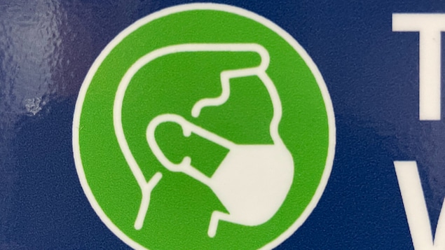 Une image représentant la tête d'un homme portant un masque, mais pouvant être interprétée comme incluant un phallus.