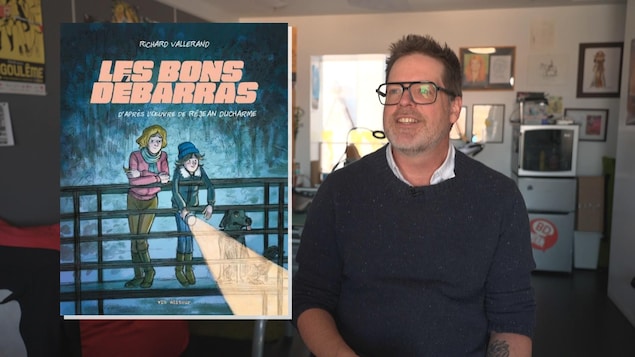 Un montage d'une couverture de BD et d'un homme dans son appartement.