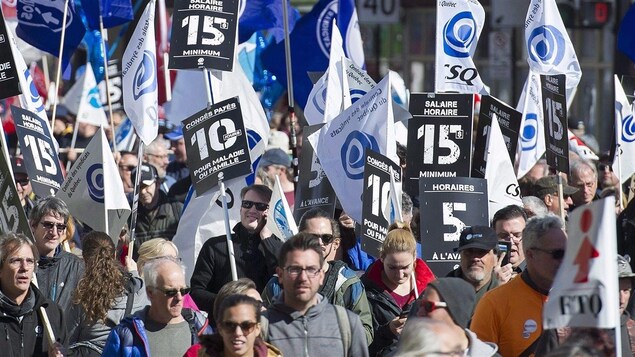 Manifestation pour un salaire minimum à 15 $ à Montréal, le 15 octobre 2016. Manifestation pour un salaire minimum à 15 $ à Montréal, le 15 octobre 2016.