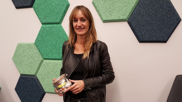 Béa Johnson souhaite convaincre le plus grand nombre qu'il est possible, tout comme elle, de ne produire qu'un bocal de déchets par année.