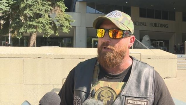 Un homme barbu avec une casquette et des lunettes de soleil Un homme barbu avec une casquette et des lunettes de soleil