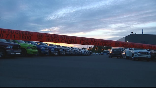 La poursuite s'est terminée dans le stationnement de ce concessionnaire automobile. La poursuite s'est terminée dans le stationnement de ce concessionnaire automobile.