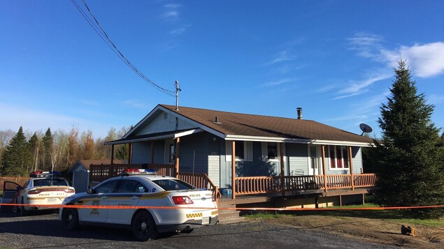 Voitures de police de la SQ devant une résidence à Beauceville