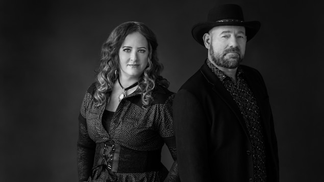 Photo officielle des deux artistes, qui posent en habits western.