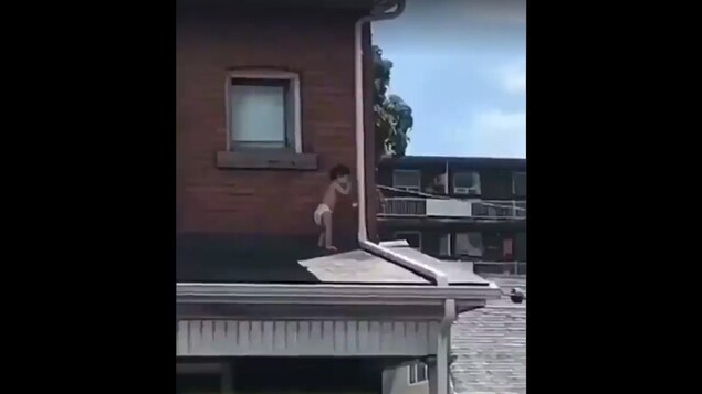 Un bébé debout sur un toit. Un bébé debout sur un toit.