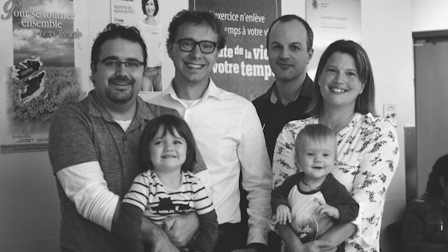 La famille Bédard-Pelchat accompagnée des deux médecins généticiens, Sébastien Chénier et Sébastien Lévesque, qui leur ont permis d'avoir deux enfants en santé. La famille Bédard-Pelchat accompagnée des deux médecins généticiens, Sébastien Chénier et Sébastien Lévesque, qui leur ont permis d'avoir deux enfants en santé.