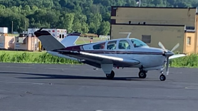 Un petit avion sur une piste d'atterrissage.