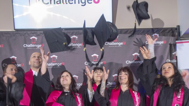 Steve Bégin, à gauche, et d'autres diplômés lancent leur chapeau après avoir obtenu leur diplôme d'études secondaires. Steve Bégin, à gauche, et d'autres diplômés lancent leur chapeau après avoir obtenu leur diplôme d'études secondaires.
