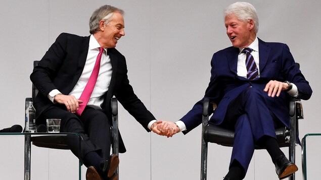Tony Blair et Bill Clinton sont venus à Belfast pour souligner les 20 ans de l’accord du Vendredi saint officiellement nommé accord de paix pour l’Irlande du Nord. Tony Blair et Bill Clinton sont venus à Belfast pour souligner les 20 ans de l’accord du Vendredi saint officiellement nommé accord de paix pour l’Irlande du Nord.