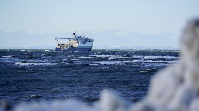 Sur le fleuve Saint-Laurent mouvementé, le Bella Desgagné et son équipage attendent que les vents se calment pour pouvoir accoster au quai de Rimouski.