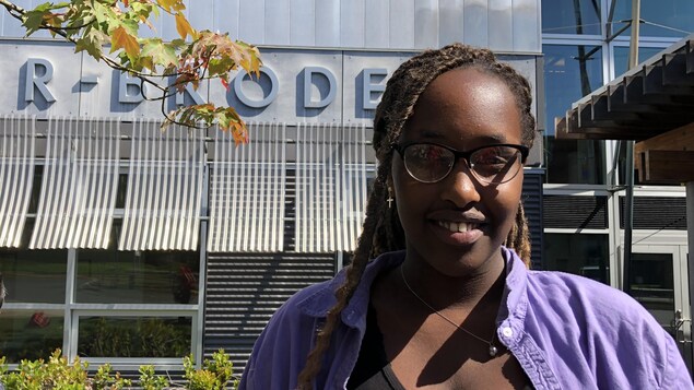 Bella Matungo souriante devant son école. Bella Matungo souriante devant son école.