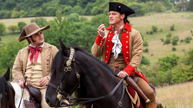 LeFou (Josh Gad) et Gaston (Luke Evans) dans « La belle et la bête » LeFou (Josh Gad) et Gaston (Luke Evans) dans « La belle et la bête »