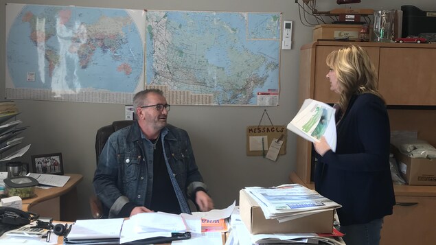 Tony Gaudet et Josée Bourgoin discutent dans un bureau de l'entreprise. Tony Gaudet et Josée Bourgoin discutent dans un bureau de l'entreprise.