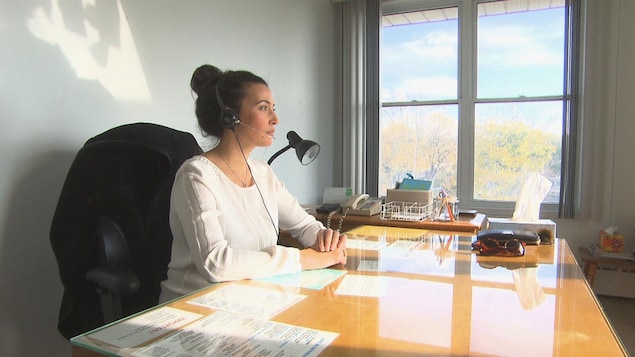 Une bénévole de Tel-Écoute Trois-Rivières prend les appels.