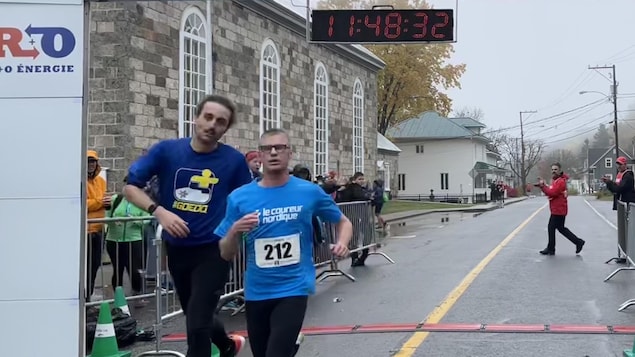 Non-voyant, Benjamin&nbsp;Ouellet se d&eacute;marque &agrave; la course du Portageur