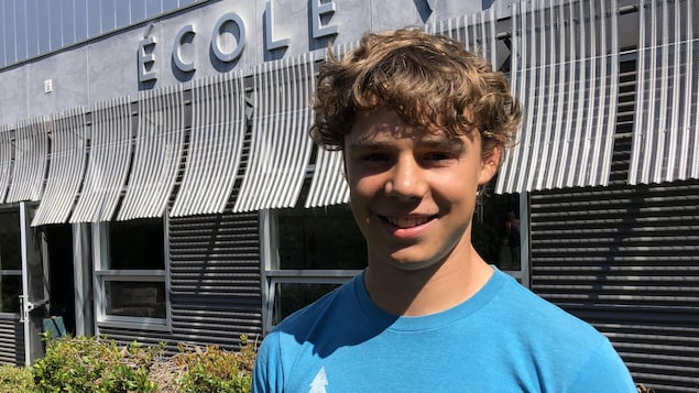 Benjamin Pierce sourit devant son école. Benjamin Pierce sourit devant son école.