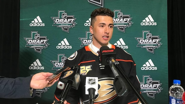 Un joueur de hockey en mêlée de presse