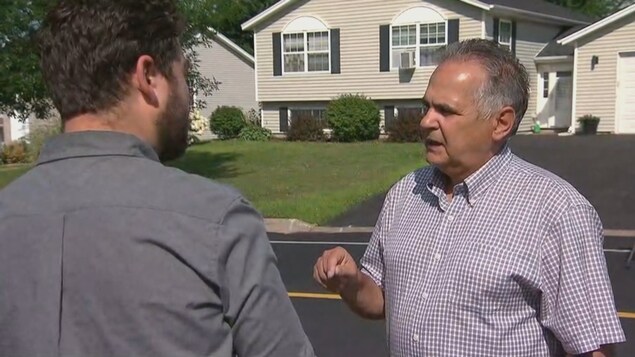 Benoit Sirois (à droite) discute avec un journaliste. Benoit Sirois (à droite) discute avec un journaliste.
