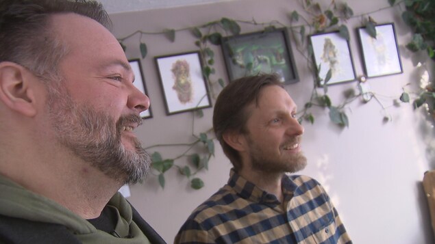 Les éditeurs Jean-Philippe Bergeron et Damien Berger. Nous les voyons de profil, souriants. Les éditeurs Jean-Philippe Bergeron et Damien Berger. Nous les voyons de profil, souriants.