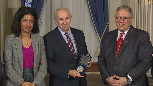 Bernard Descôteaux reçoit la médaille d'honneur de l'Assemblée nationale. Bernard Descôteaux reçoit la médaille d'honneur de l'Assemblée nationale.