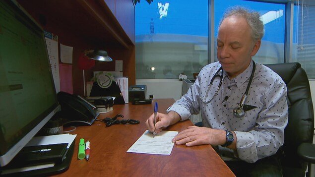 L'omnipraticien Bernard Fallu rédige une ordonnance pour un patient. L'omnipraticien Bernard Fallu rédige une ordonnance pour un patient.