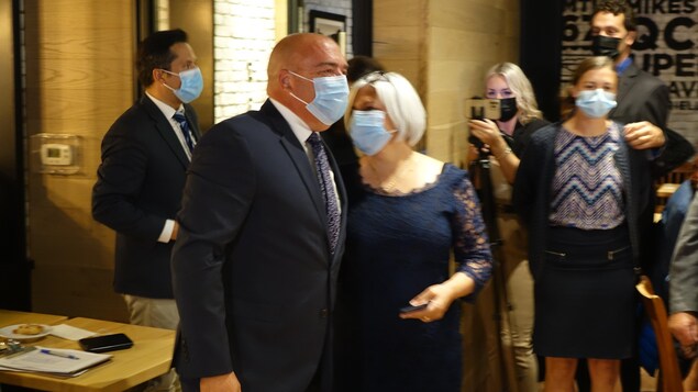 Bernard Généreux fait son entrée parmi ses partisans, après l'annonce de sa victoire.