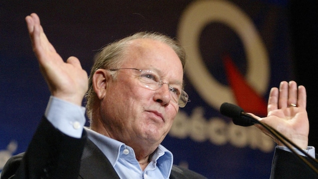 Bernard Landry, les mains en l'air, salue la foule.